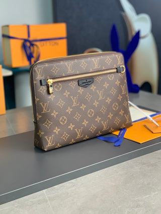 LV pochette